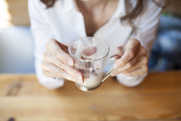 пустой кофе капучино в руках женщины
 - Фото, изображение
