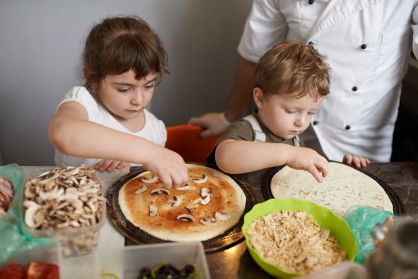 children impose  ingredients for pizza - Fotoğraf, Görsel