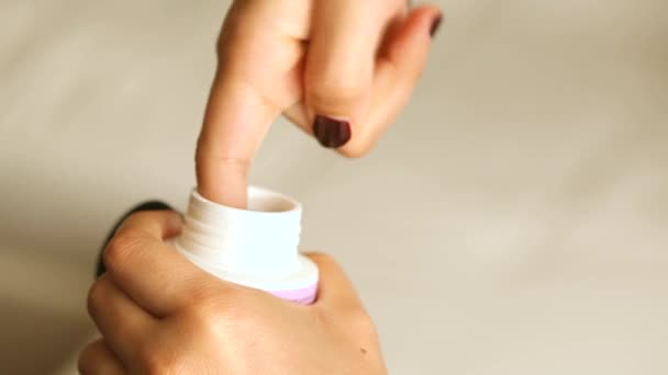 Eliminador de esmalte de uñas
 - Metraje, vídeo