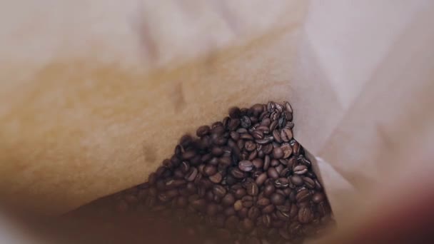 επαγγελματική καφέ σε ένα μοντέρνο καφέ καφέ - Πλάνα, βίντεο