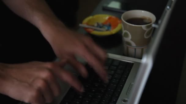 άνθρωπος δακτυλογράφησης υπολογιστή hd 1080p - Πλάνα, βίντεο