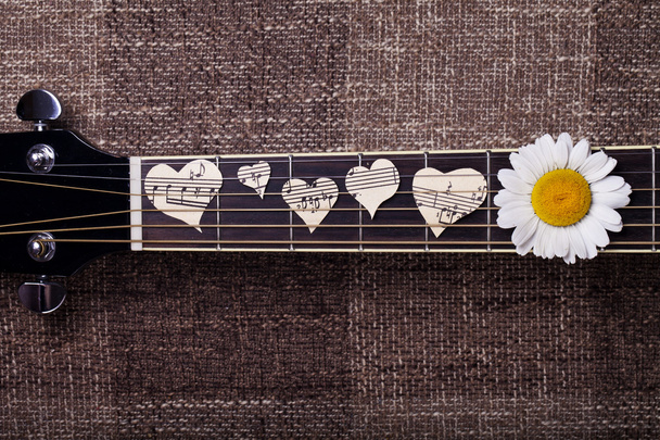 guitarra y corazón musical
 - Foto, imagen