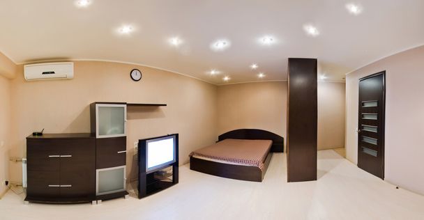 Cómodo apartamento con una cama doble
 - Foto, Imagen