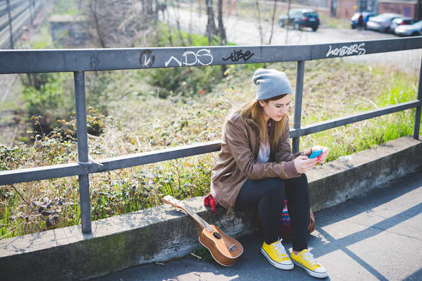 Hipster donna in città
 - Foto, immagini