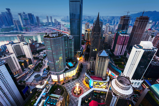 重慶の夕暮れ高層ビル - 写真・画像