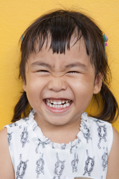 rosto de asiático 4s ano de idade rindo mostrar bom dente saudável, happ
 - Foto, Imagem