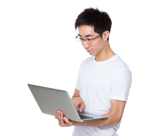 Jonge Aziatische man in wit t-shirt - Foto, afbeelding