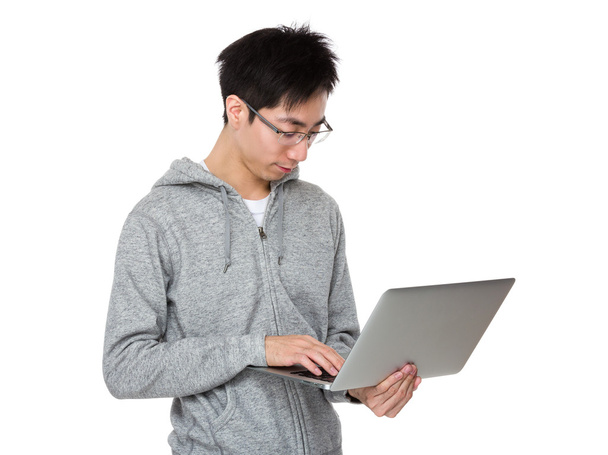 Jonge Aziatische man in grijs hoodie - Foto, afbeelding