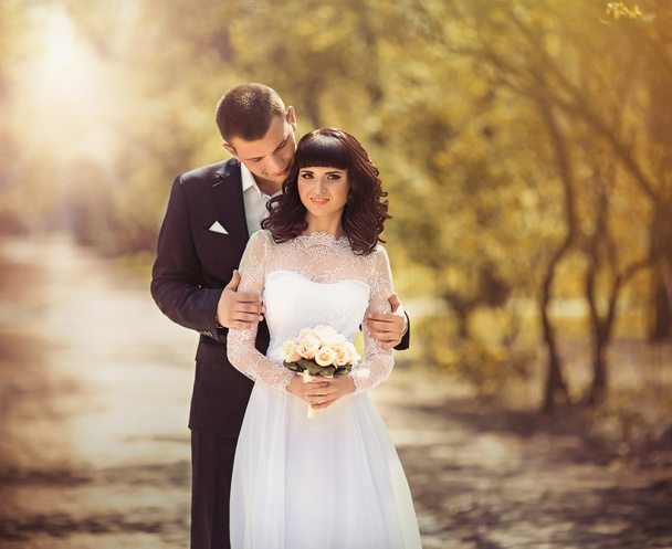 nevěsta a ženich v jejich svatební den - Fotografie, Obrázek