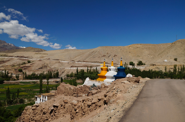 Värikäs stupas lähellä Basgo luostari Ladakh, Intia
 - Valokuva, kuva