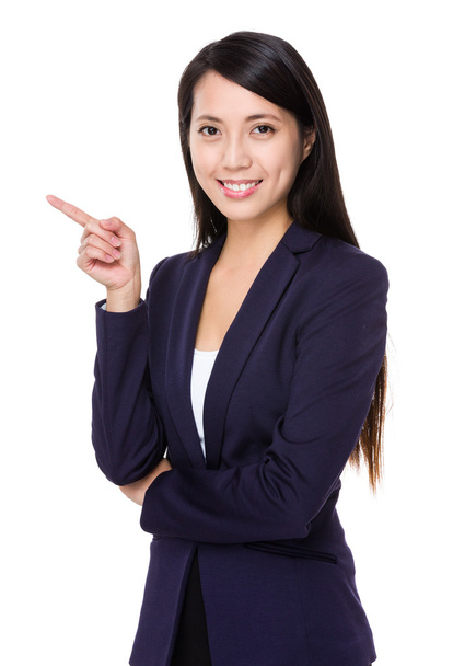 Молодая азиатка в деловом костюме
 - Фото, изображение