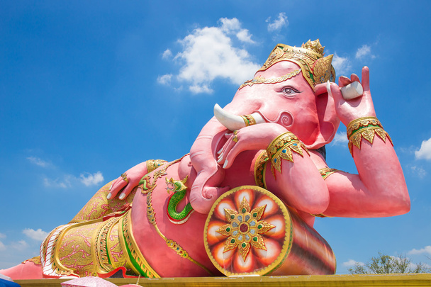 Όμορφο άγαλμα Ganesh στο γαλάζιο του ουρανού στο ναό wat saman - Φωτογραφία, εικόνα