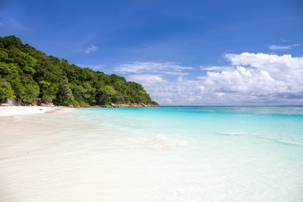 Belo mar cristalino e praia de areia branca na ilha de Tachai
 - Foto, Imagem