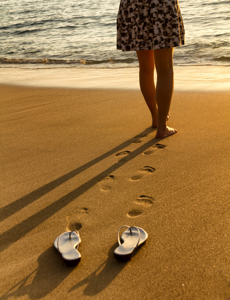 Vrouw lopen op strand in Oceaan - Foto, afbeelding