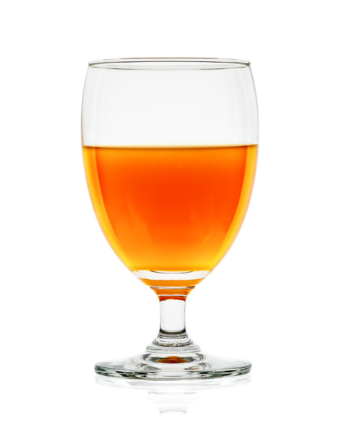 Апельсиновый сок из стекла на белом фоне
 - Фото, изображение