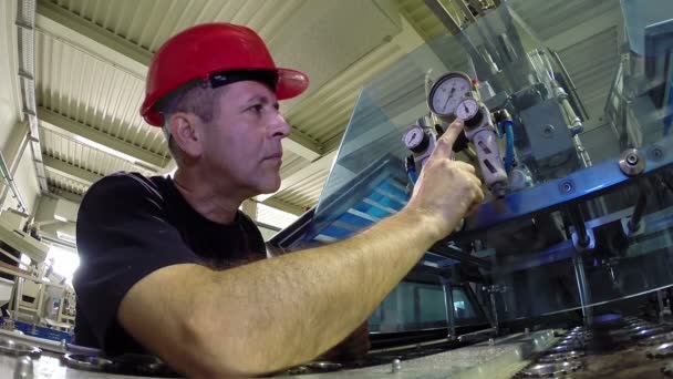 Μηχανικός στην εργασία σε ένα εργοστάσιο παραγωγής - Πλάνα, βίντεο