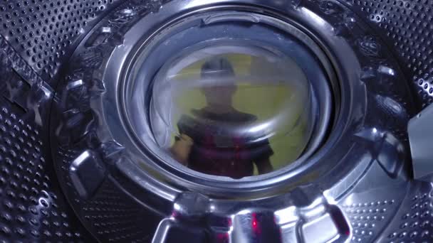 Maestro en la reparación de la máquina de lavandería
 - Metraje, vídeo