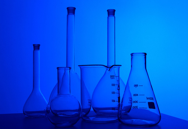 chemie laboratorium apparatuur en glazen buizen - Foto, afbeelding