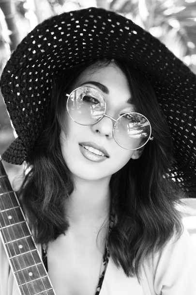 woman in round sunglasses and big hat - 写真・画像