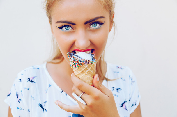 blonde girl eating her sweet ice cream - Fotoğraf, Görsel