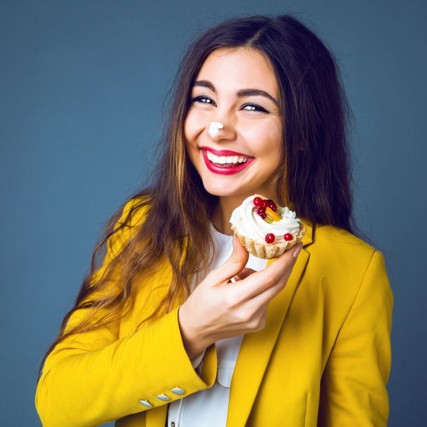 brunette woman with tasty cake - Foto, Imagen