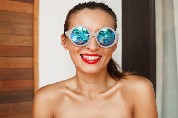 woman wearing in mirrored sunglasses - Fotografie, Obrázek