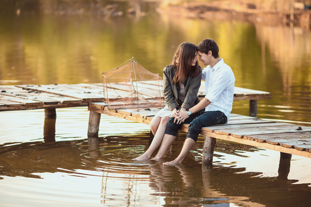 Ευτυχισμένο ρομαντικό ζευγάρι κωπηλασία μια μικρή βάρκα στη λίμνη - Φωτογραφία, εικόνα