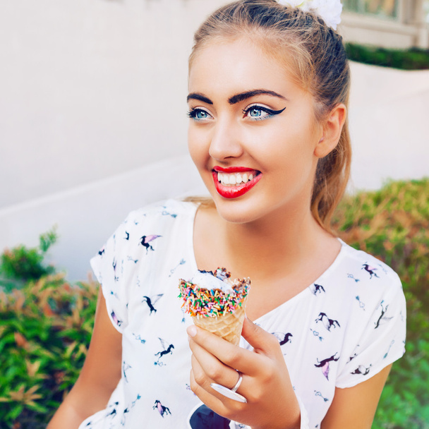 woman posing outdoor with ice cream - Фото, изображение