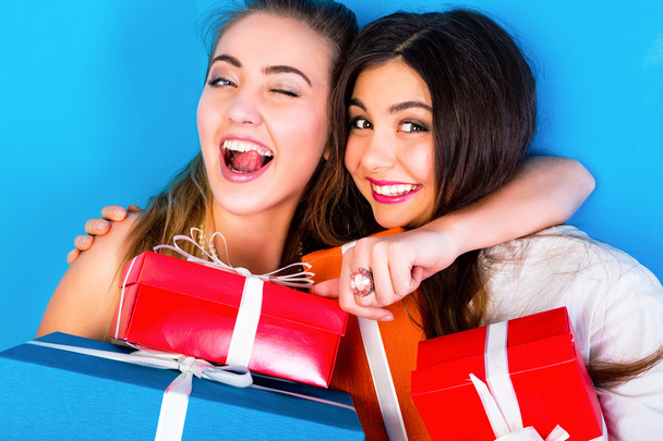 girls holding bright holiday presents - Foto, afbeelding