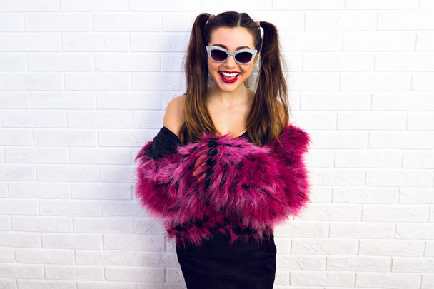 girl in sunglasses and purple fur coat - Foto, Imagem