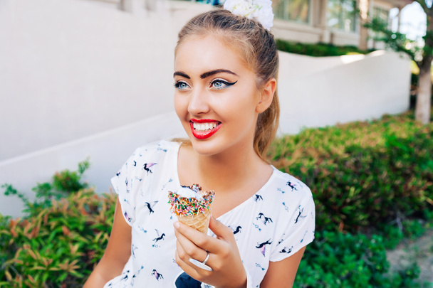 nő pózol szabadtéri fagylalttal - Fotó, kép