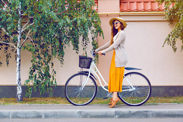 girl riding her hipster retro bike - Φωτογραφία, εικόνα