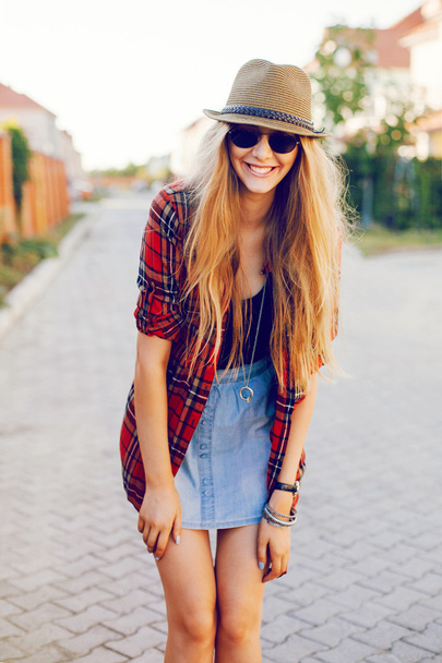 hipster girl posing on the street - Foto, afbeelding