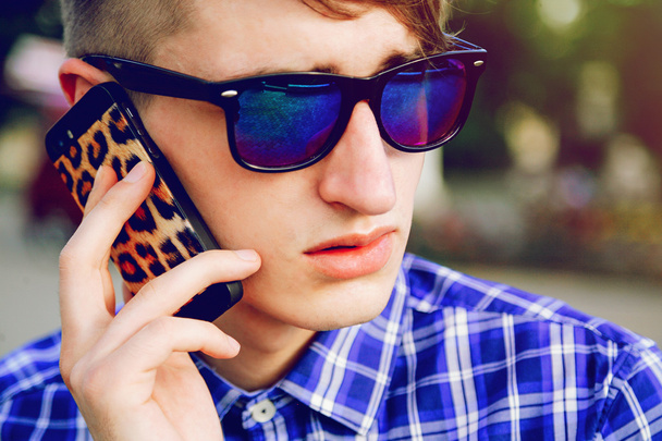 hipster guy speaking on smart phone - Foto, Imagem