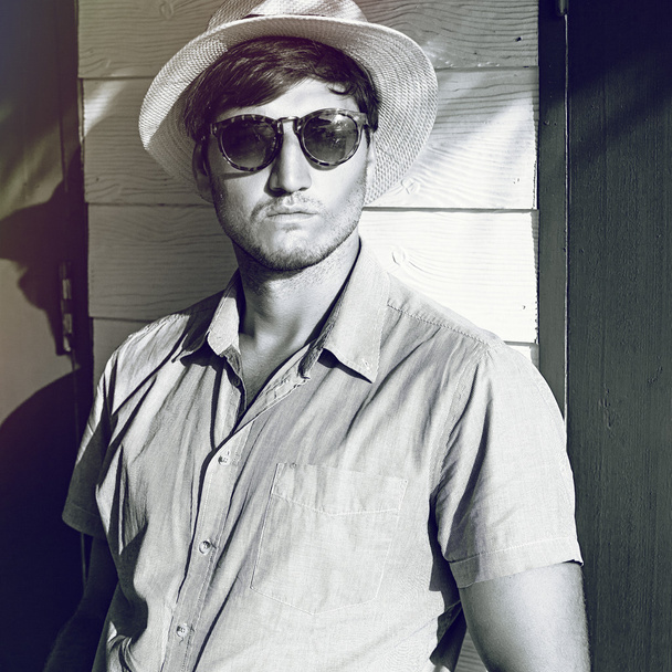 man wearing vintage hat and sunglasses - Foto, Imagem