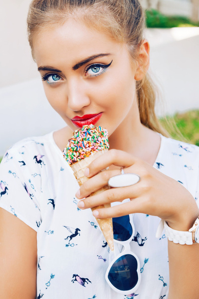 woman posing outdoor with ice cream - Foto, afbeelding