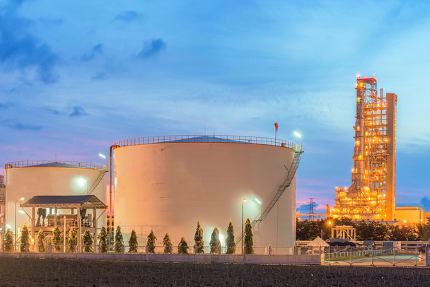 Панорама НПЗ и резервуаров для хранения нефти в сумерках
 - Фото, изображение