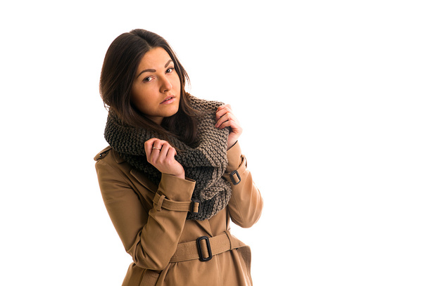 Mujer joven con una bufanda gris está mirando hacia adelante
 - Foto, imagen