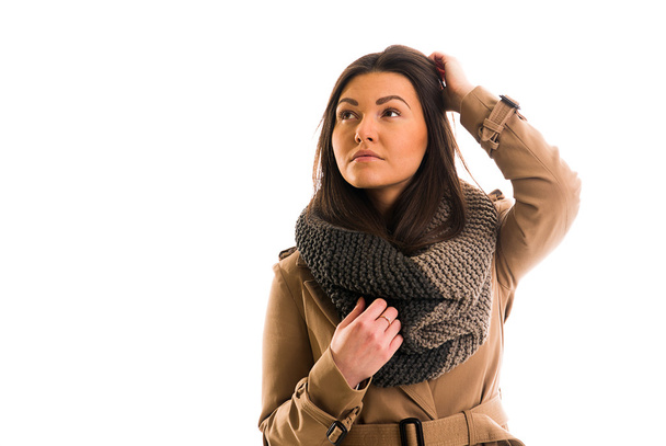 Молода жінка з сірим шарфом дивиться прямо вперед
 - Фото, зображення