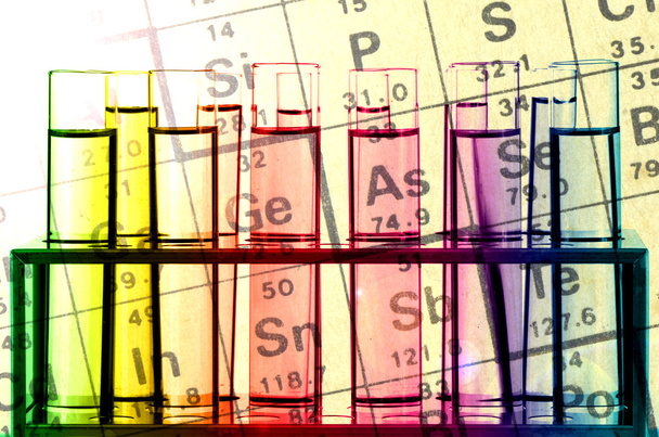 Reactivos químicos y tabla periódica
. - Foto, imagen