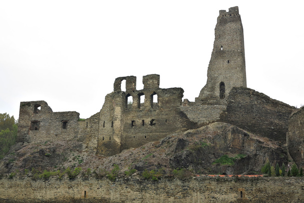 Rovine del castello di Okor
 - Foto, immagini