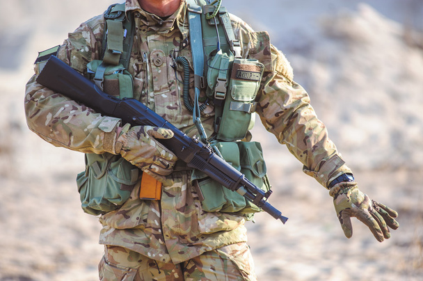 Elinde bir tabanca ile taktik dişli yılında asker ayrıntılarını - Fotoğraf, Görsel