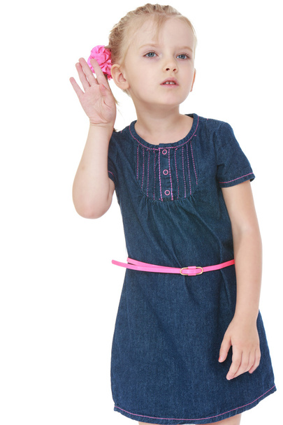 Забавная маленькая девочка в джинсовом платье приложила руку к его уху, Кло
 - Фото, изображение