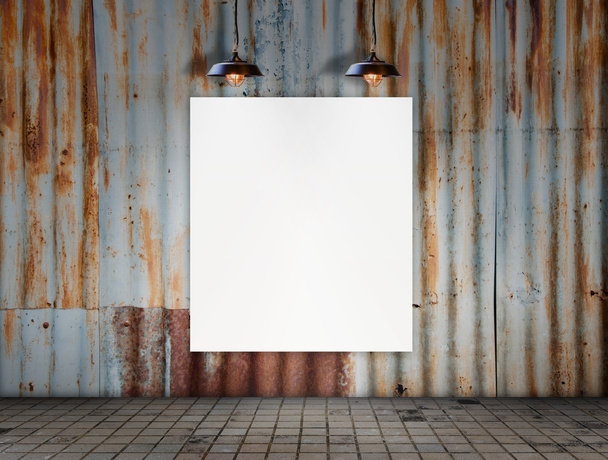 Прозрачная рамка с потолочной лампой в комнате с грязной плиткой
 - Фото, изображение