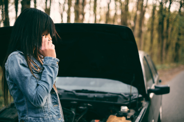 женщина с каштановыми волосами возле машины
 - Фото, изображение