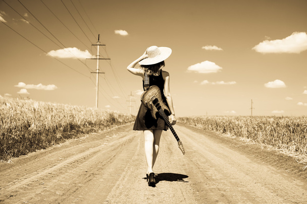 Chica de rock con guitarra en el campo
 - Foto, Imagen