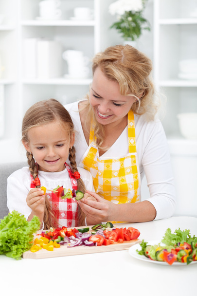 Mother and child preparing food - Foto, Bild