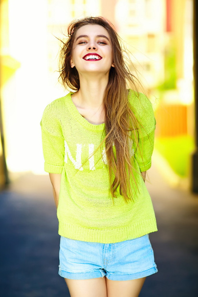 Hauska tyylikäs seksikäs hymyilevä kaunis nuori nainen malli kesällä kirkas hipster kangas mekko kadulla
 - Valokuva, kuva