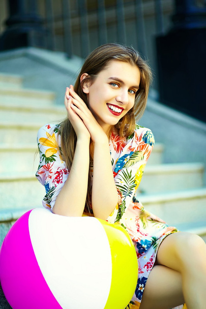 Zabawny stylowe seksowny uśmiechający się piękna młoda kobieta model w lato hipster jasne tkaniny sukienka na ulicy - Zdjęcie, obraz