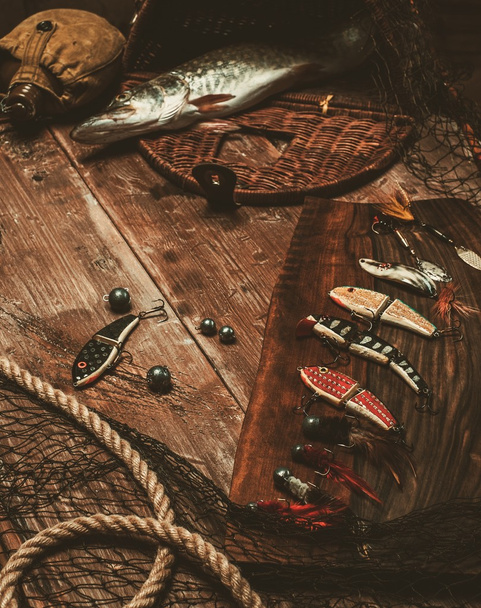 Fischereigeräte und frischer Hecht auf dem Tisch - Foto, Bild